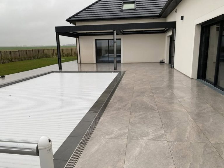 pergola bioclimatique adossee piscine terrasse